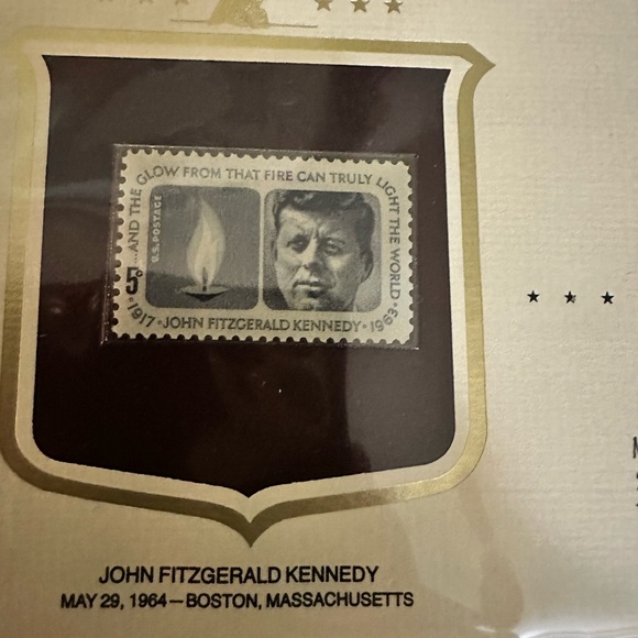 Extensive Stamp Collection includes binders - Picture 10 of 15